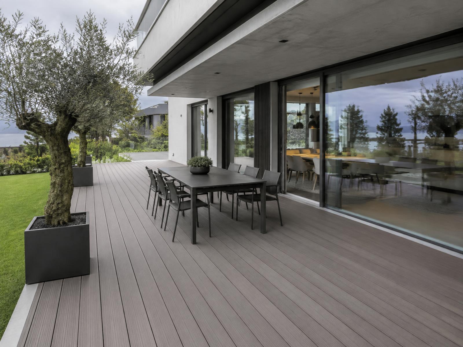 Terrassendeck aus Holzkunststoff (WPC) vor einem modernen Haus